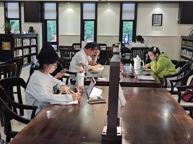 "一位正在館內自習的女士談到,"現在延時到晚上九點,下班過來正好